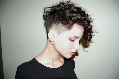 Undercut Mit Locken | Short Curly Haircuts, Haircuts For Inside Most Recently Pixie Undercuts For Curly Hair (View 9 of 25)