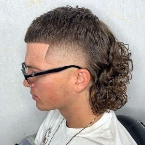 44+ Mullet Haircuts That Are Awesome: Super Cool + Modern Within Long Wavy Mullet Hairstyles With Deep Choppy Fringe (Photo 23 of 25)