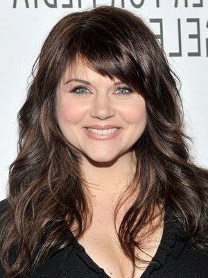 Tiffani Thiessen Hairstyles | Hair Styles, Hairstyles With Inside Long Wavy Hairstyles With Bangs Style (Photo 3 of 25)