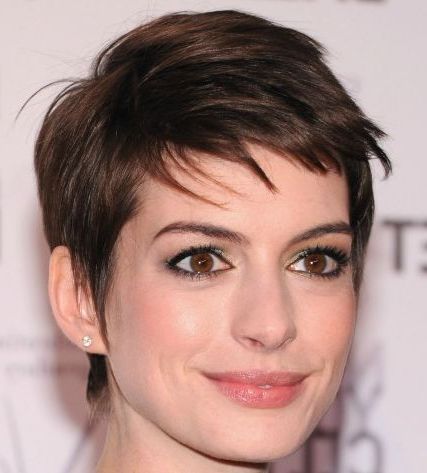 Anne Hathaway Straight Brown Hair In Short Pixie Cut Hairstyle Regarding Current Very Short Pixie Haircuts With A Razored Side Part (View 16 of 25)