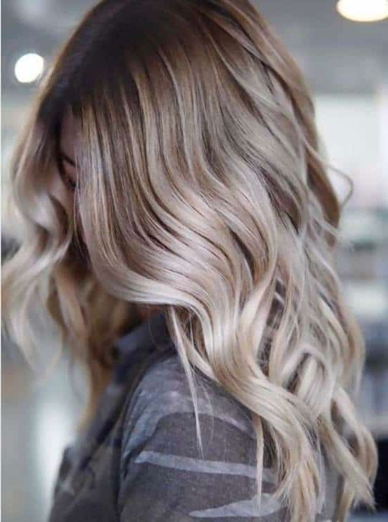 20 Fabulous Blonde Hair With Dark Roots Styles To Try With Most Popular Blonde Waves Haircuts With Dark Roots (View 9 of 25)