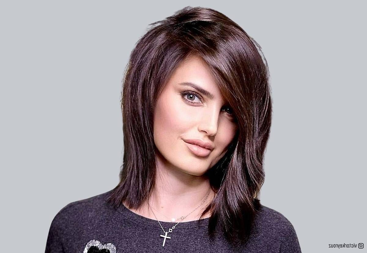 21 Medium Layered Haircuts With Side Bangs For A Chic Combination Throughout Layered And Side Parted Hairstyles For Short Hair (Photo 19 of 25)