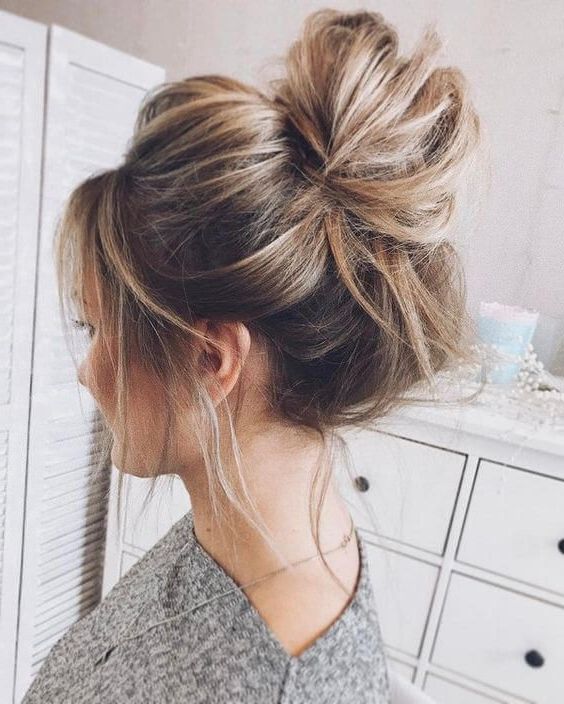 50 Chic Messy Bun Hairstyles | Penteados, Penteados Fáceis, Cabelo Intended For Most Popular Messy Pretty Bun Hairstyles (View 2 of 25)