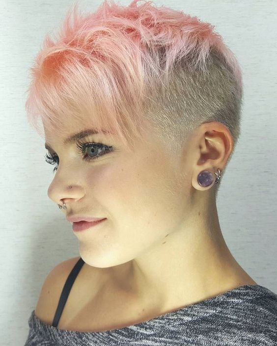 60 Modern Shaved Hairstyles And Edgy Undercuts For Women Inside Short Women Hairstyles With Shaved Sides (View 14 of 25)