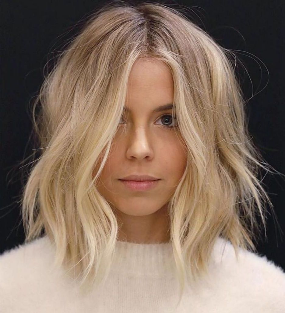 Long Choppy Bob With Middle Part | Coiffures Courtes Populaires, Cheveux Mi  Long, Cheveux Throughout Best And Newest Middle Parted Highlighted Long Bob Haircuts (View 7 of 25)