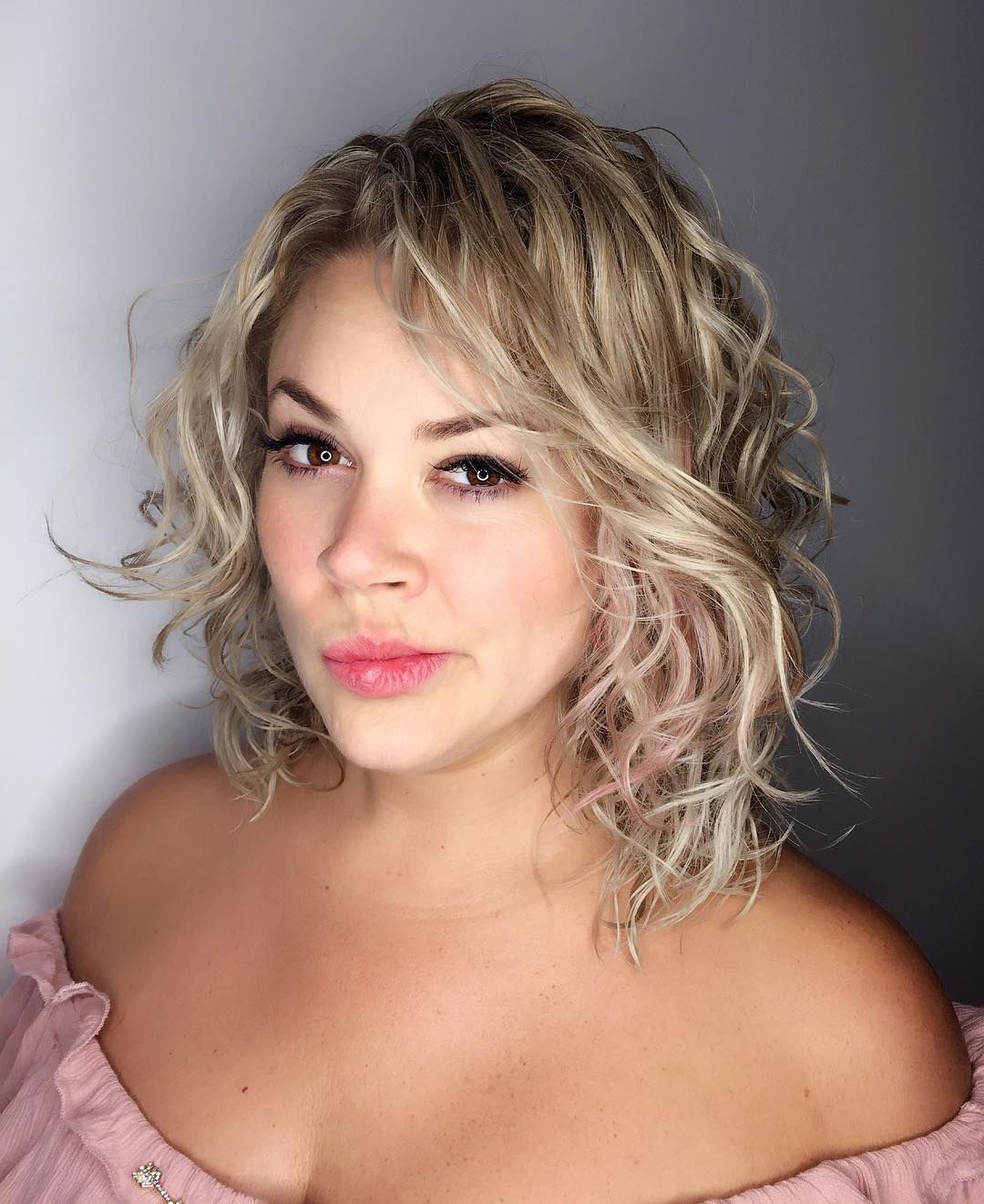 Messy Wavy Layered Bob With Blonde Color And Pink Highlights – The Latest  Hairstyles For Men And Women (2020) – Hairstyleology Inside Most Up To Date Messy &amp; Wavy Pinky Mid Length Hairstyles (View 7 of 25)
