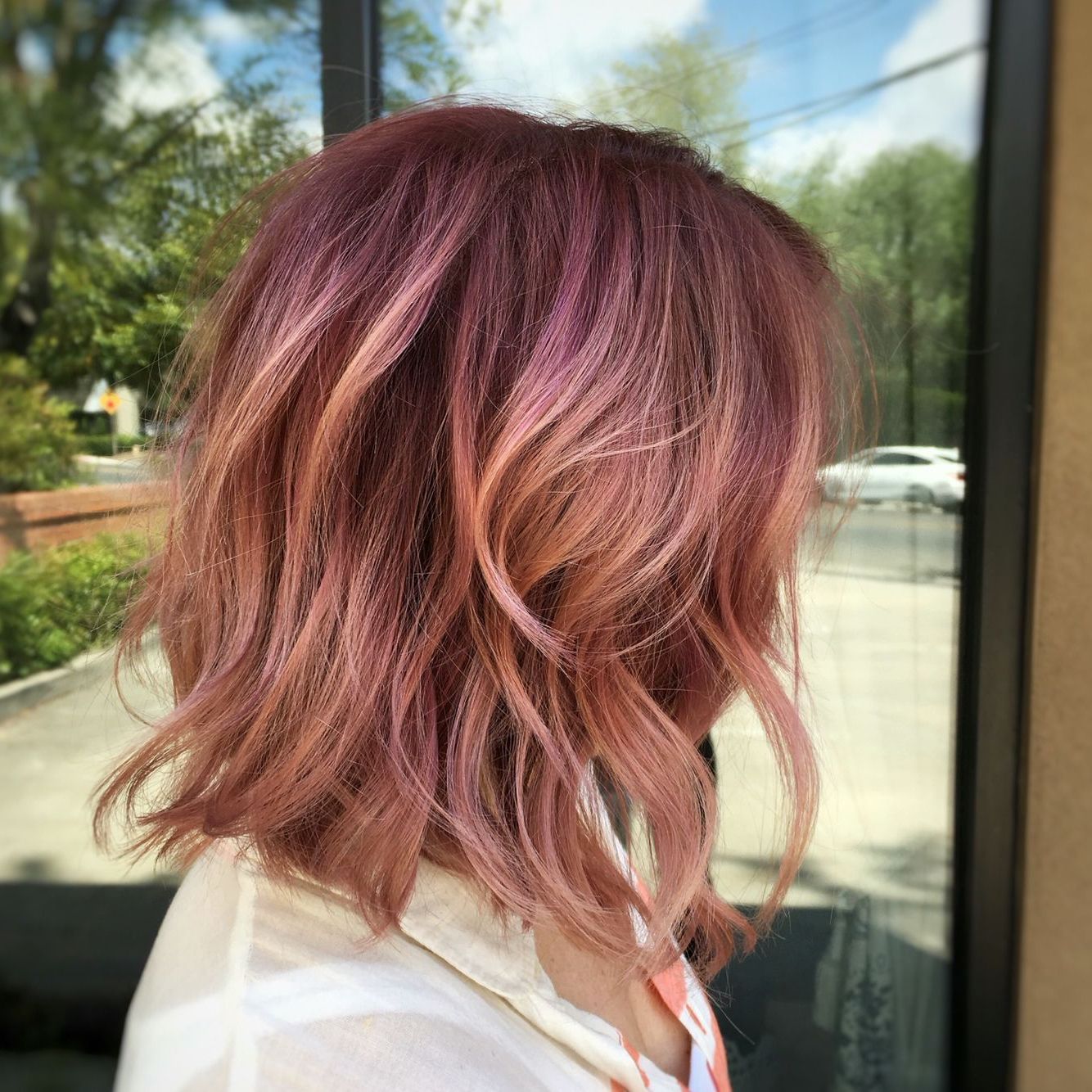 Pink Hair, Rose Gold, Rooted, Balayage, Bob, Lob, Texture, Beach Waves,  Loose Waves, | Colores De Cabello Dorado, Cabello Bonito, Rizos Con Trenzas Within Best And Newest Pink Balayage Haircuts For Wavy Lob (Photo 5 of 25)