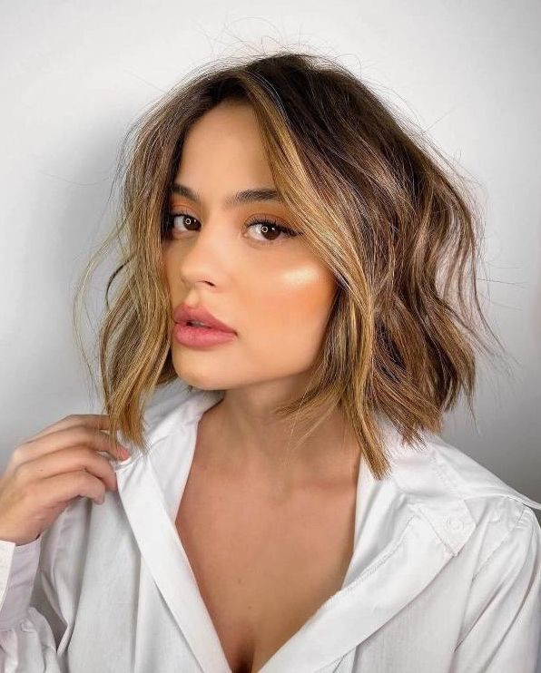 25 Chic And Catchy Bobs With Money Piece – Styleoholic Inside Stunning Messy Lob With Money Pieces (View 3 of 25)