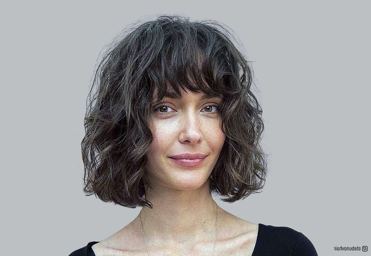 30 Best Ways To Style Short Wavy Hair With Bangs For An On Trend Look In 2018 Edgy Blunt Bangs For Shoulder Length Waves (Photo 2 of 18)
