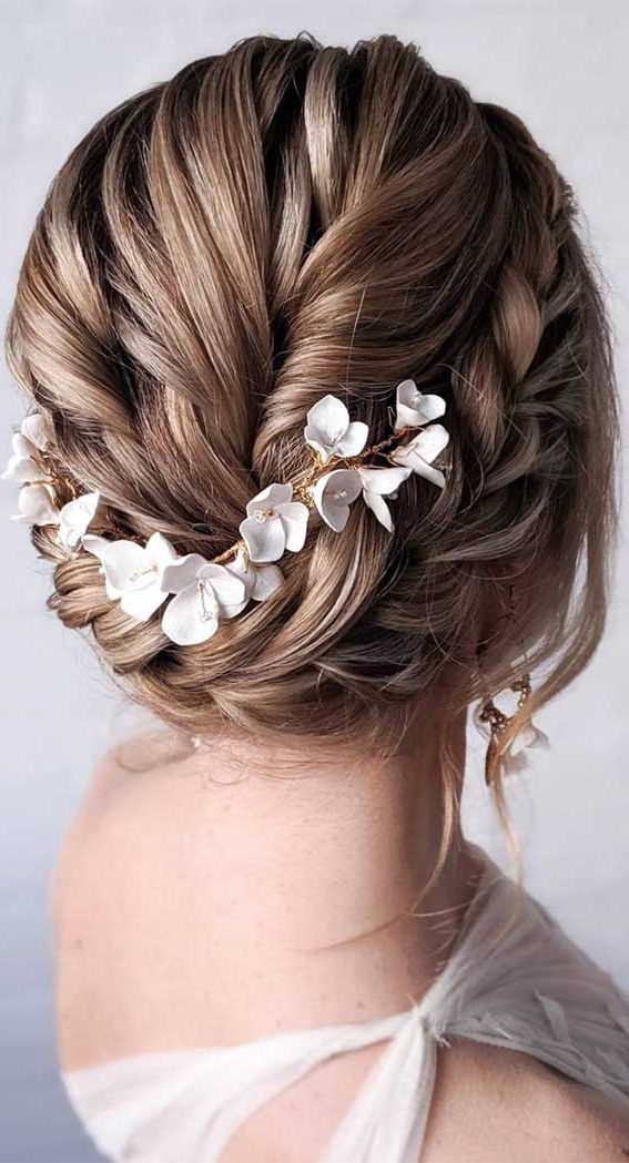 39 The Most Romantic Wedding Hair Dos To Get An Elegant Look  Halo Braid With Regard To Elegant Braided Halo (View 20 of 25)