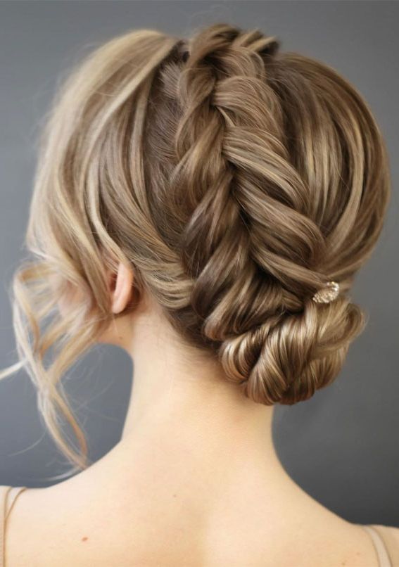 39 The Most Romantic Wedding Hair Dos To Get An Elegant Look – Updo For  Bronde For Elegant Braided Halo (View 5 of 25)