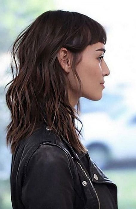 60 Best Hairstyles & Haircuts With Bangs For 2023 Intended For Most Up To Date Cropped Bangs On Medium Hair (Photo 6 of 18)
