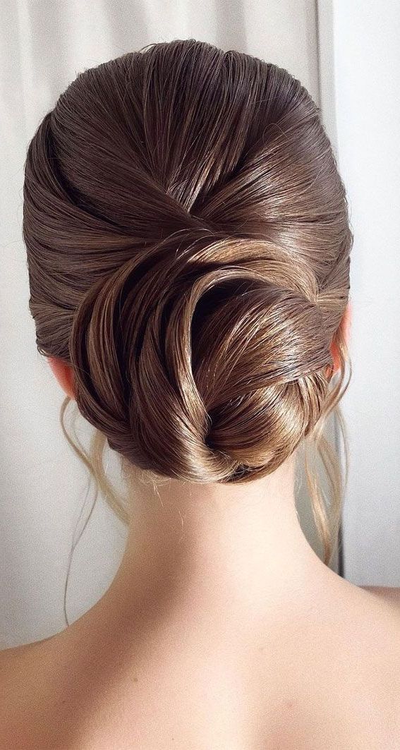 Featured Photo of 2024 Popular Delicate Waves and Massive Chignon