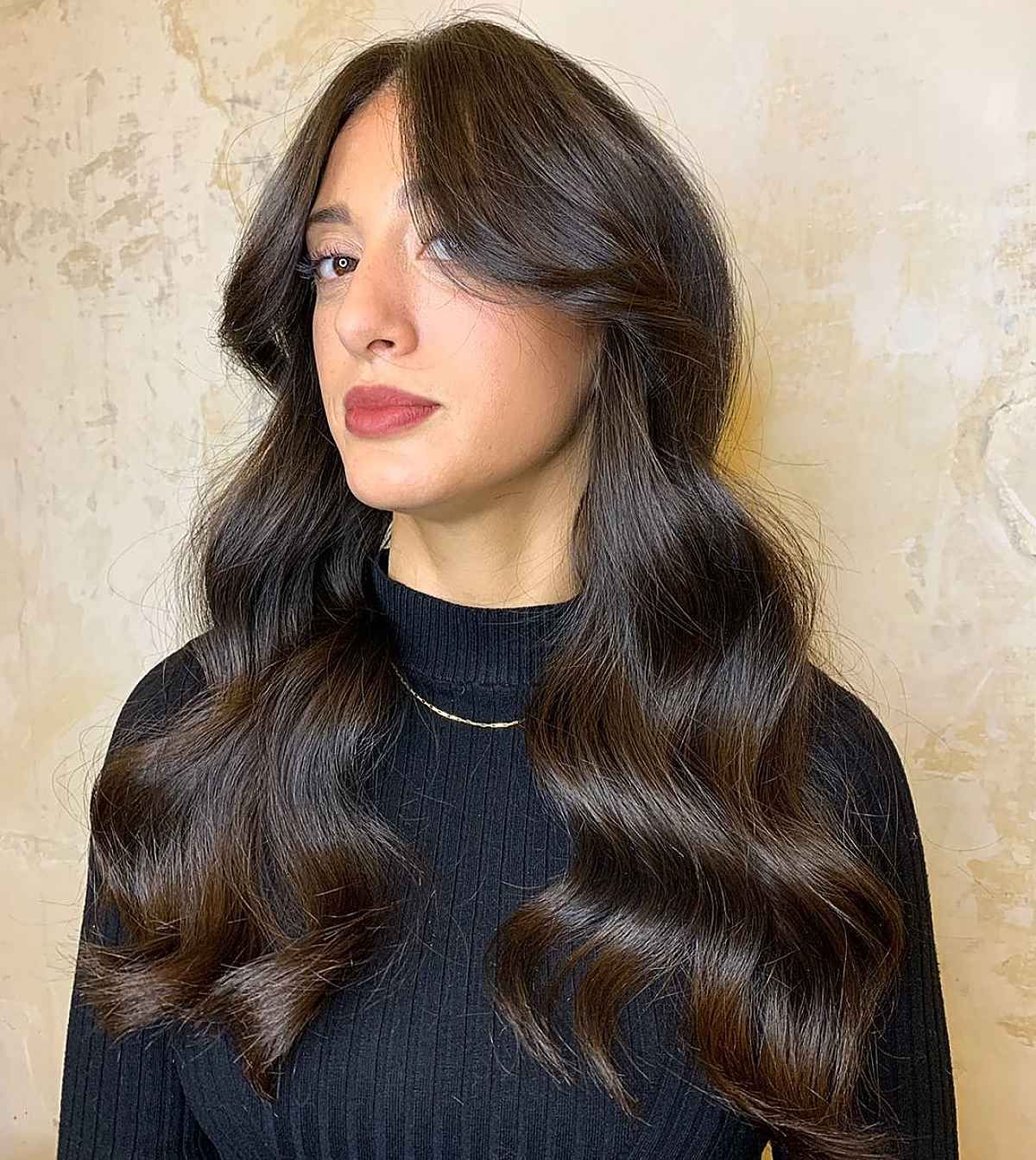 Pairing Curtain Bangs With Wavy Hair? 22 Best Ways To Do It For Most Up To Date Loose Waves With Unshowy Curtain Bangs (View 8 of 18)