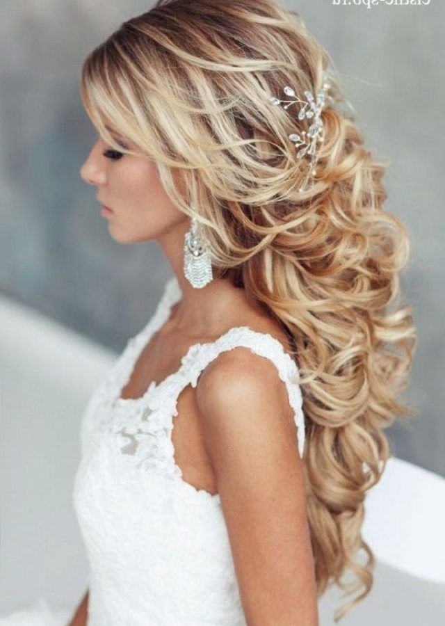 The Best Beach Wedding Hairstyles for Long Curly Hair