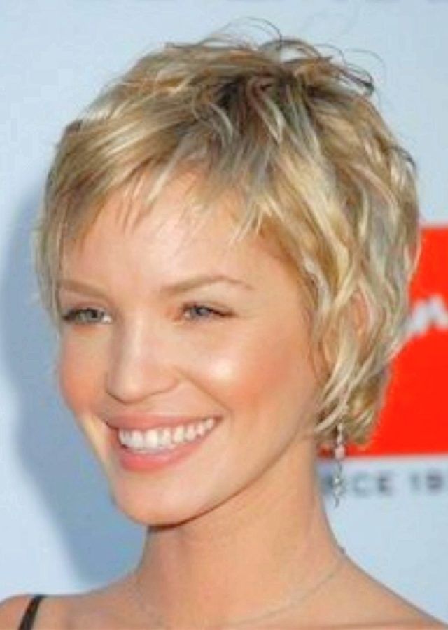 25 Photos Short Haircuts for Over 50s