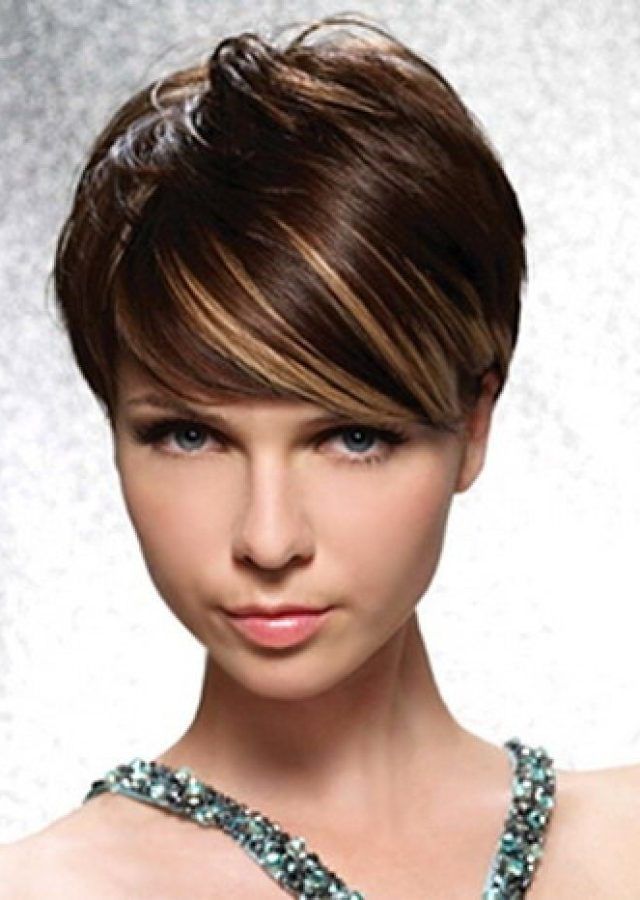 25 Best Short Side Swept Pixie Haircuts with Caramel Highlights