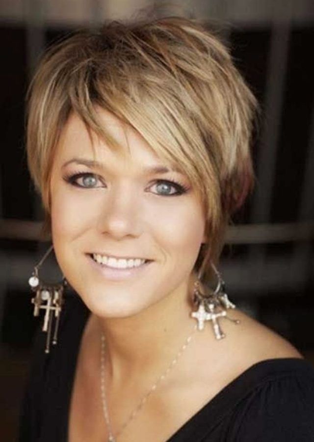 25 Photos Stylish Short Haircuts for Women Over 40