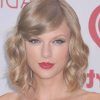 Taylor Swift Medium Hairstyles (Photo 13 of 25)