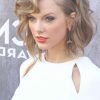 Taylor Swift Medium Hairstyles (Photo 14 of 25)